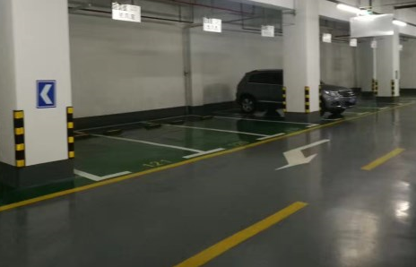 環氧地坪漆的面漆施工后會不會自然流平？